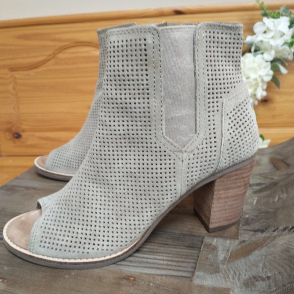 TOMS Majorca Women's 7W Peep Toe Booties Suede Stucco Tan Perforated Ankle Boots